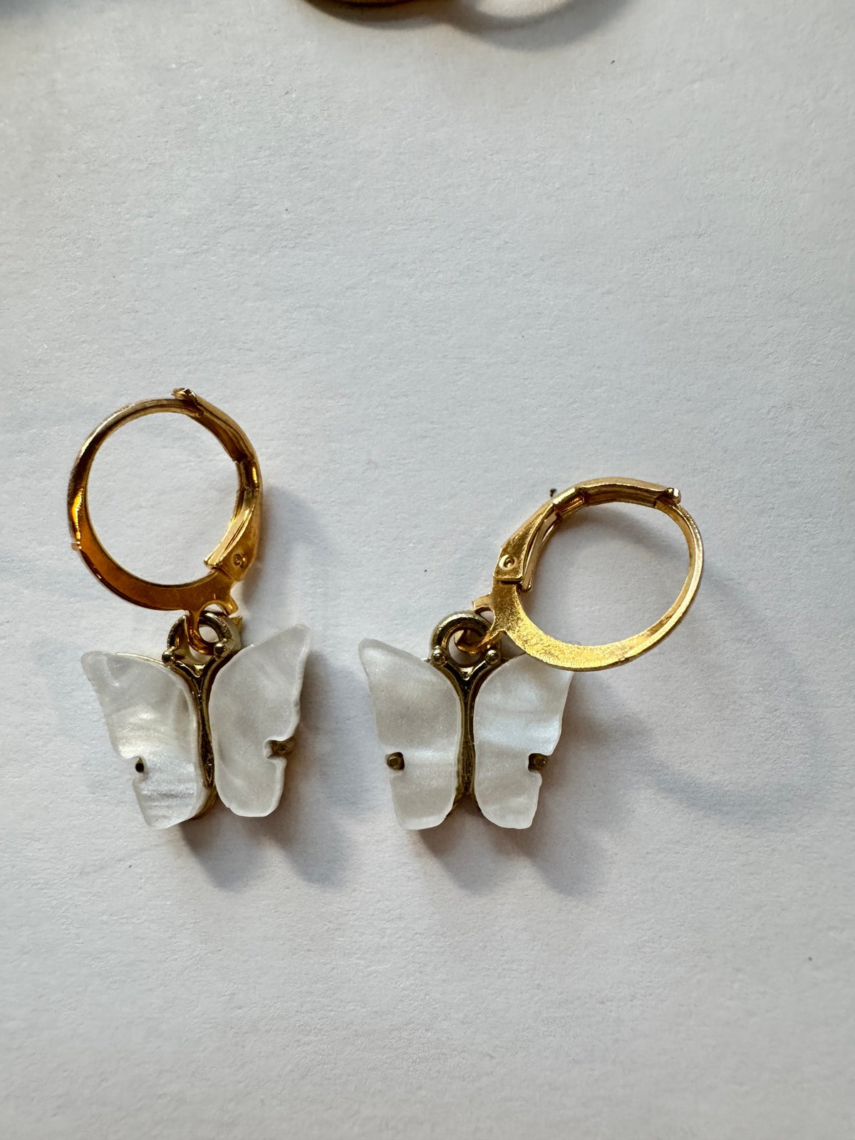 Butterfly Charm Hoops · Mother-of-Pearl-Look · Gold-Tone Lever-Back — photo 2