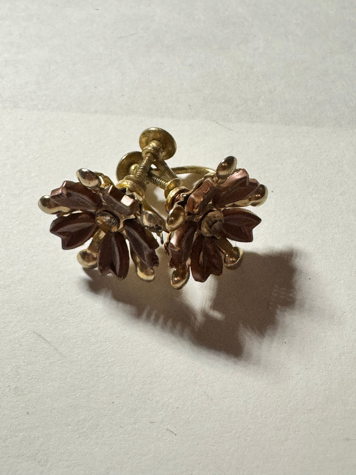 Floral Screw-Back Earrings · Retro-style · Gold-Tone Dark Red — photo 2