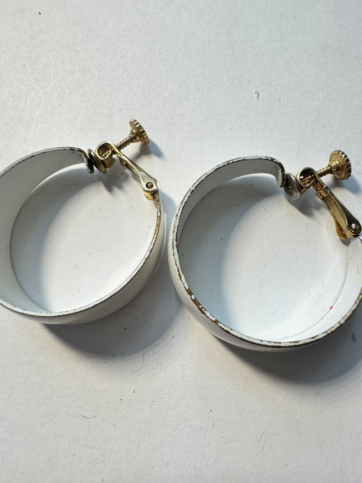 Hoop Clip-Ons · Mod-Style · White Enamel Gold-Tone Screw-Back — photo 2