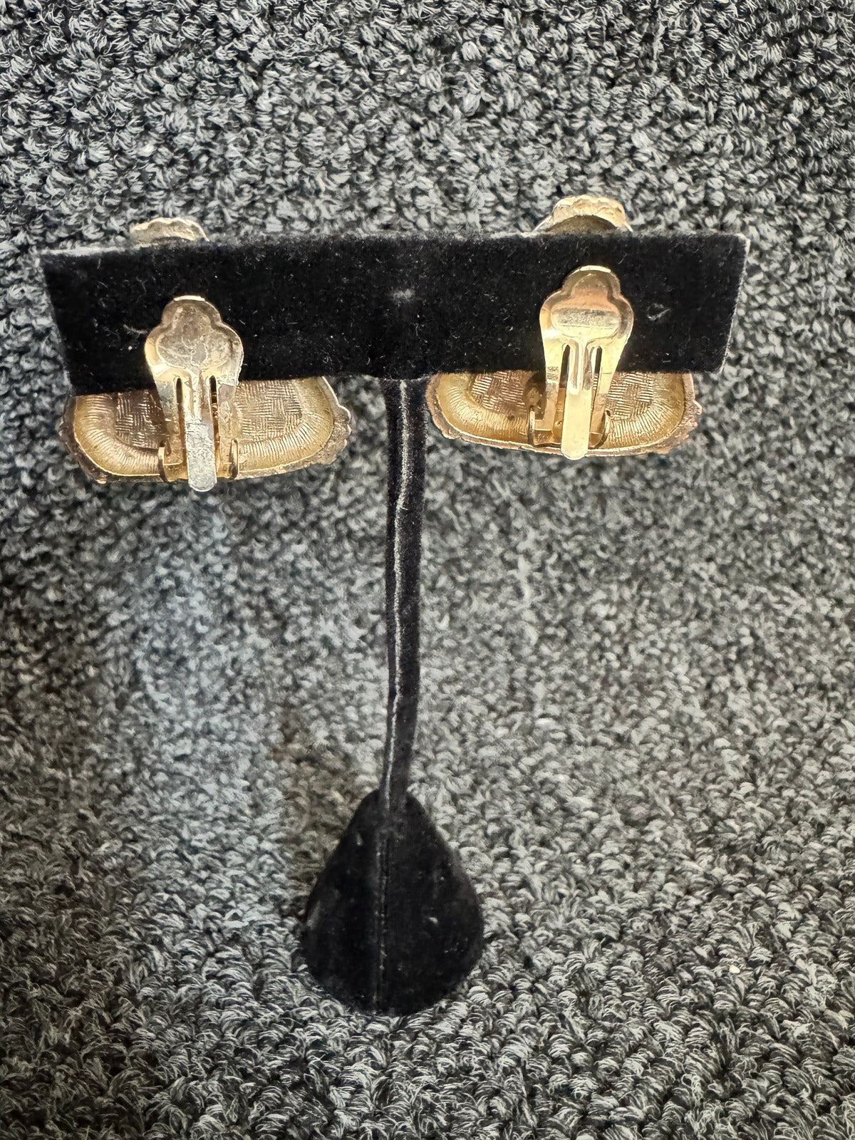 ⚜️ Vintage Triangle Clip-ons | Black & Gold-Tone | Bold Geometric Clip 💗 — photo 2