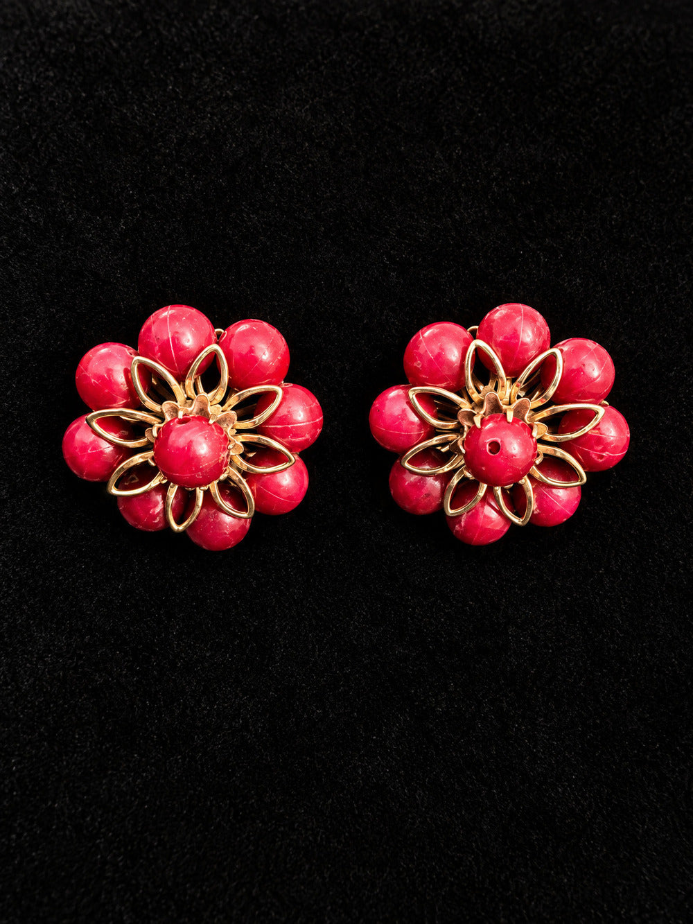 ⚜️ Coro Vintage Clip-on Earrings | Red Bead Flower Cluster | Gold-Tone 💗