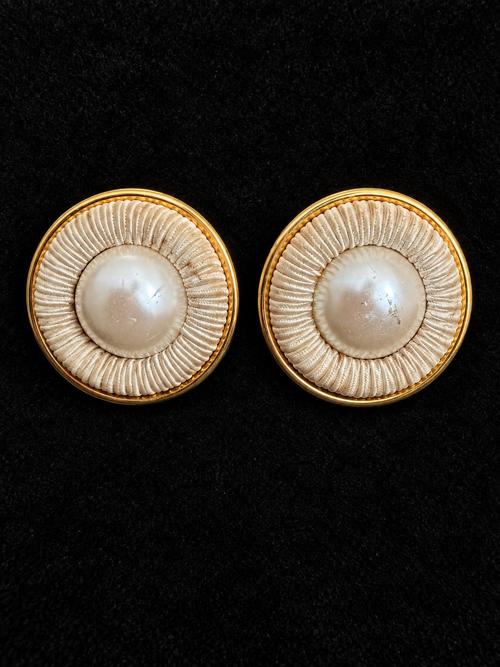 ⚜️ Vintage Clip Earrings | Pearl & Carved Resin | Cream Gold-Tone 💗