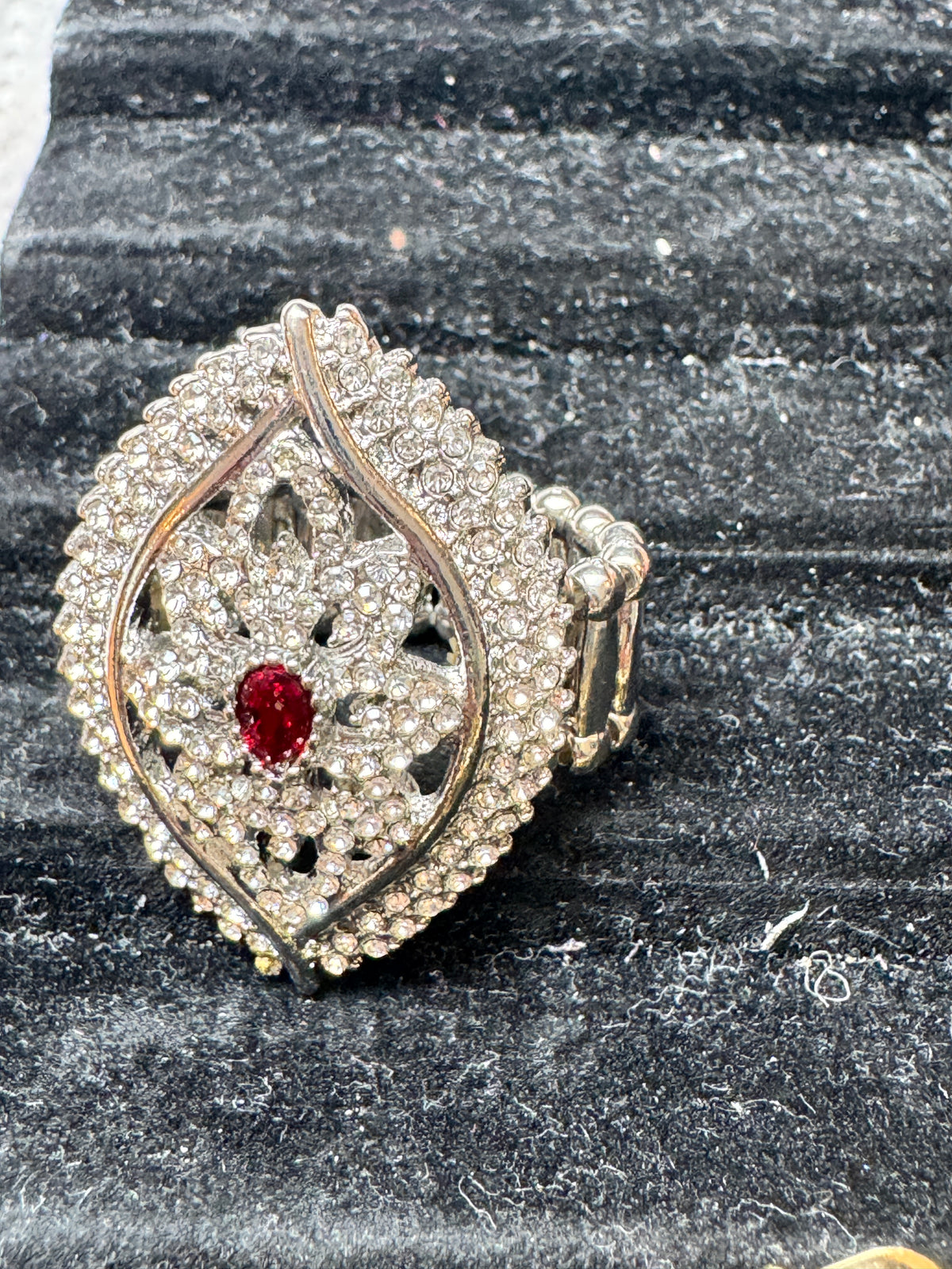 ⚜️ Pavé Statement Ring | Crystal & Red Center | Stretch Fits Most 💗 — photo 3