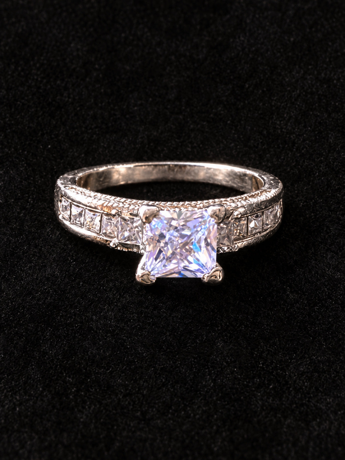 ⚜️ Princess-Cut Crystal Ring | Engraved Band | Size 9 | Silver-Tone 💗