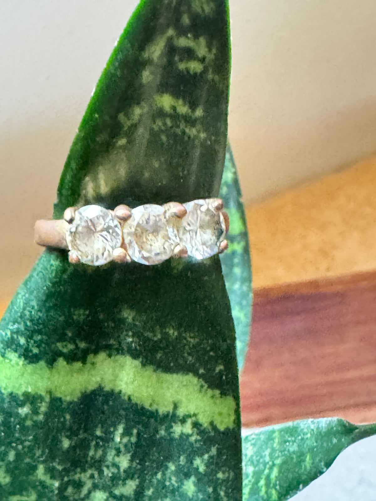 ⚜️ Three-Stone Ring | Gold-Tone Band | Clear Crystals Size 9 💗 — photo 3