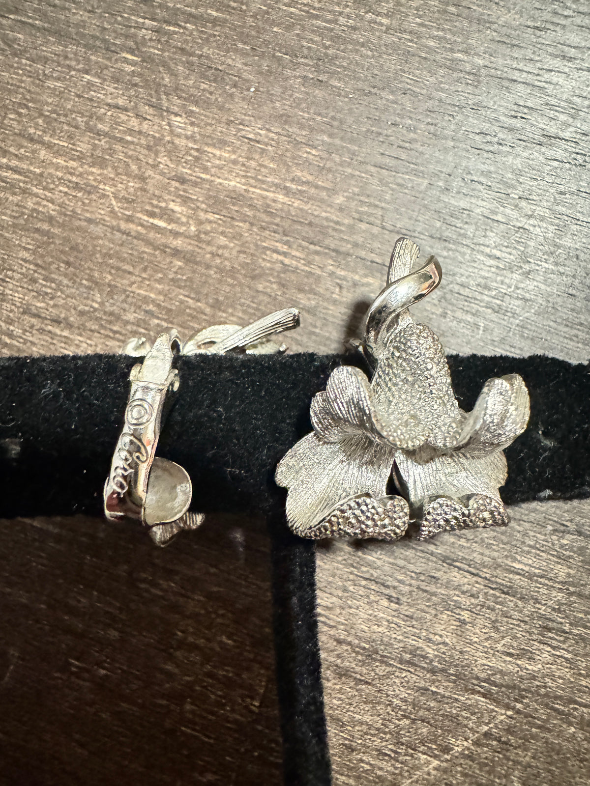 ⚜️ Coro | Signed Floral Clip-On Earrings | Silver-Tone 💗 — photo 2