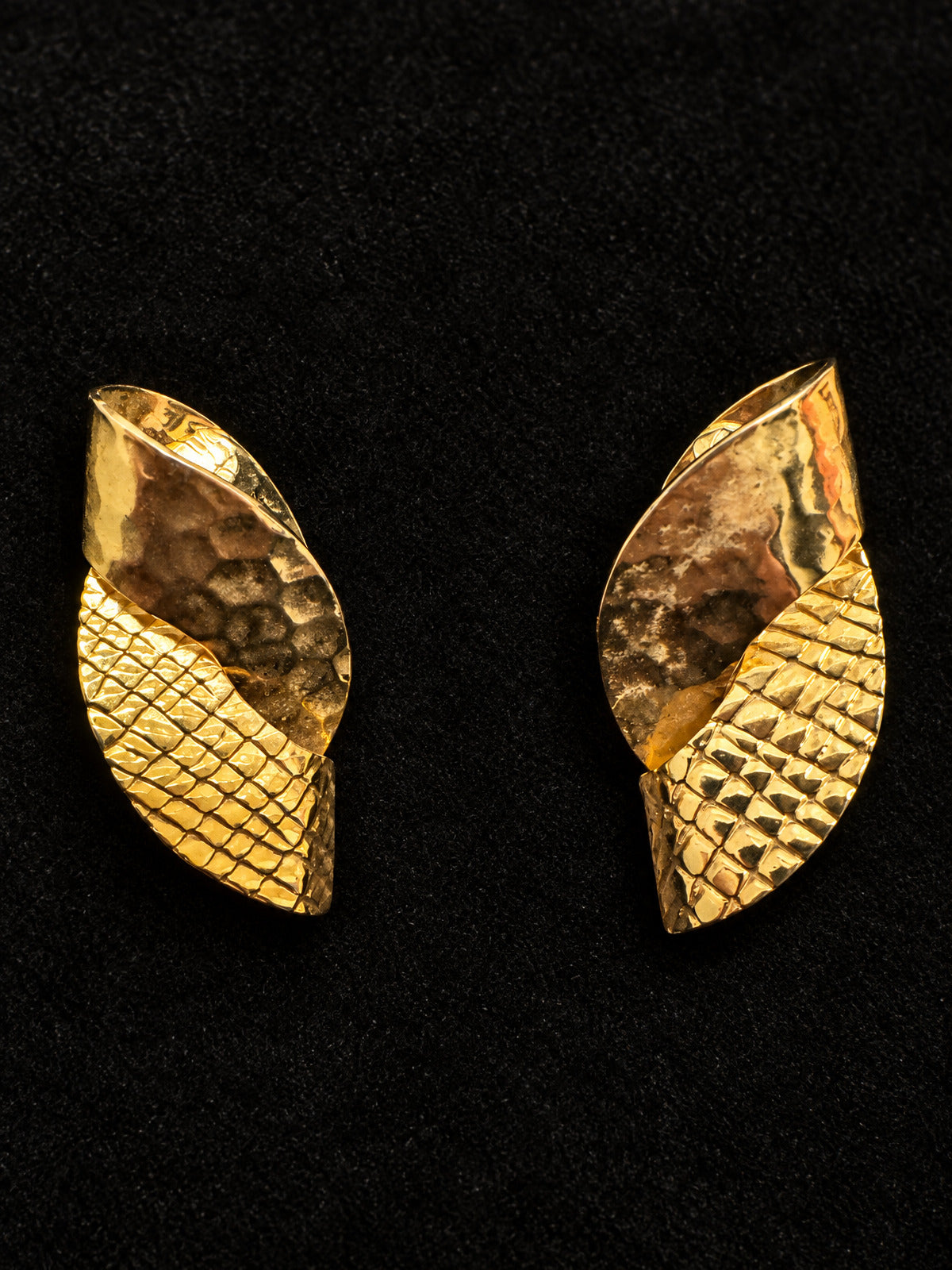 ⚜️ Gold-Tone Leaf Clip-Ons | Dual-Texture Statement Earrings | 1980s 💗