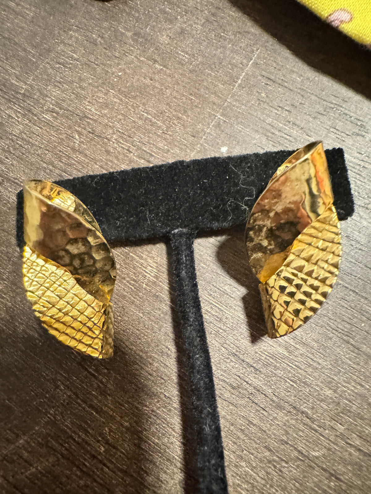 ⚜️ Gold-Tone Leaf Clip-Ons | Dual-Texture Statement Earrings | 1980s 💗 — photo 2