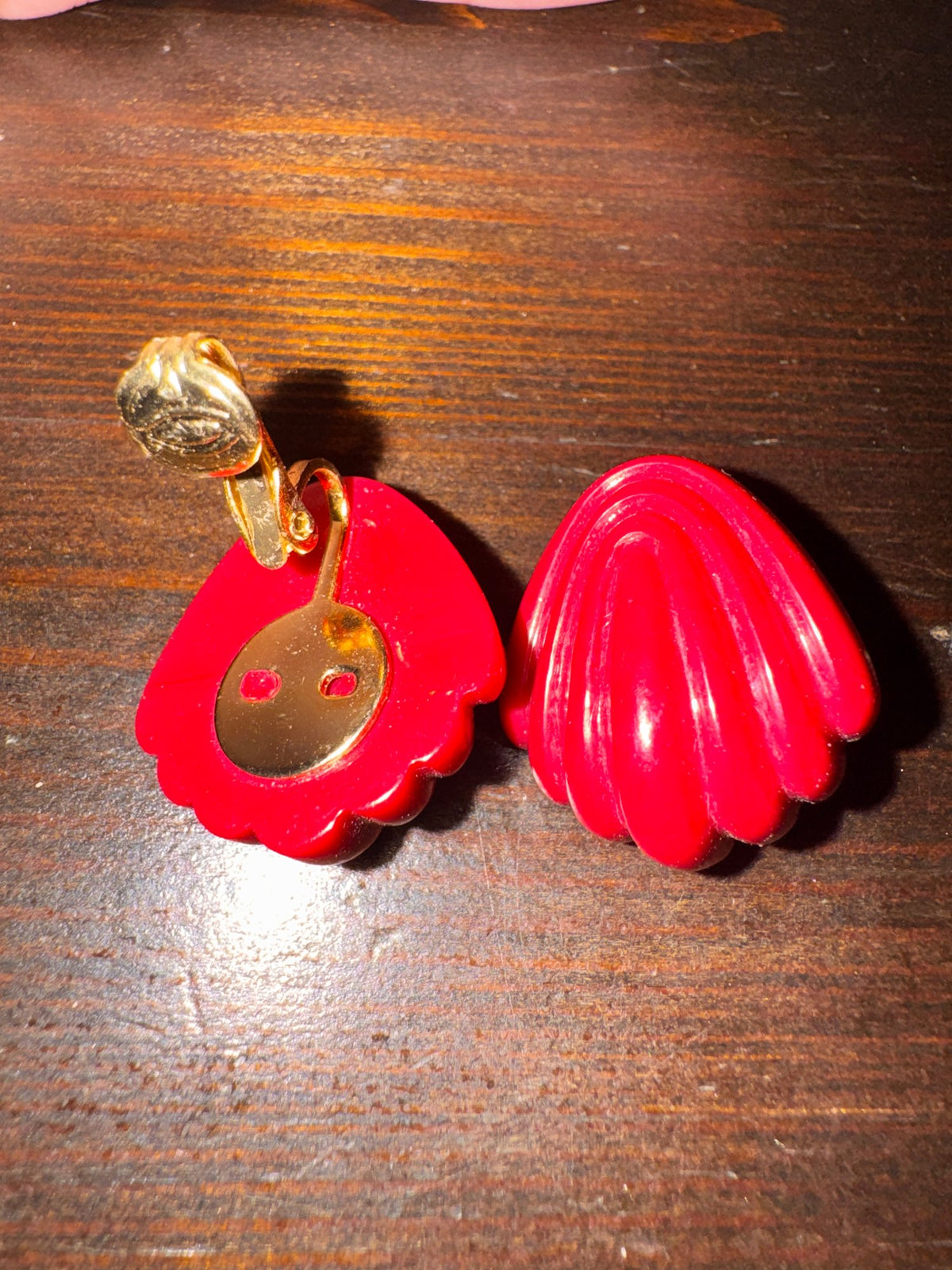 Red Shell Clip-On Earrings · Fan Shape · 1980s Gold-Tone — photo 2