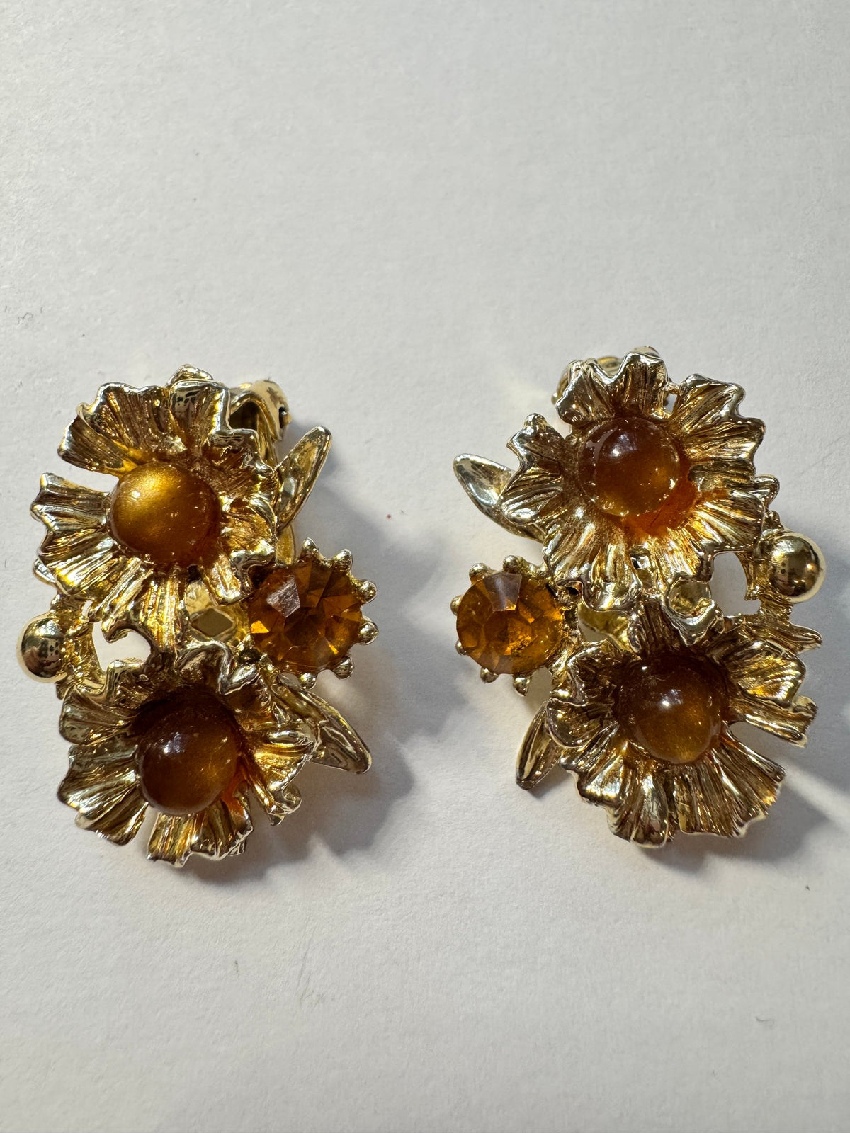 Floral Cluster Clip-On Earrings · Mid-century-style · Gold-Tone Amber-Look — photo 2