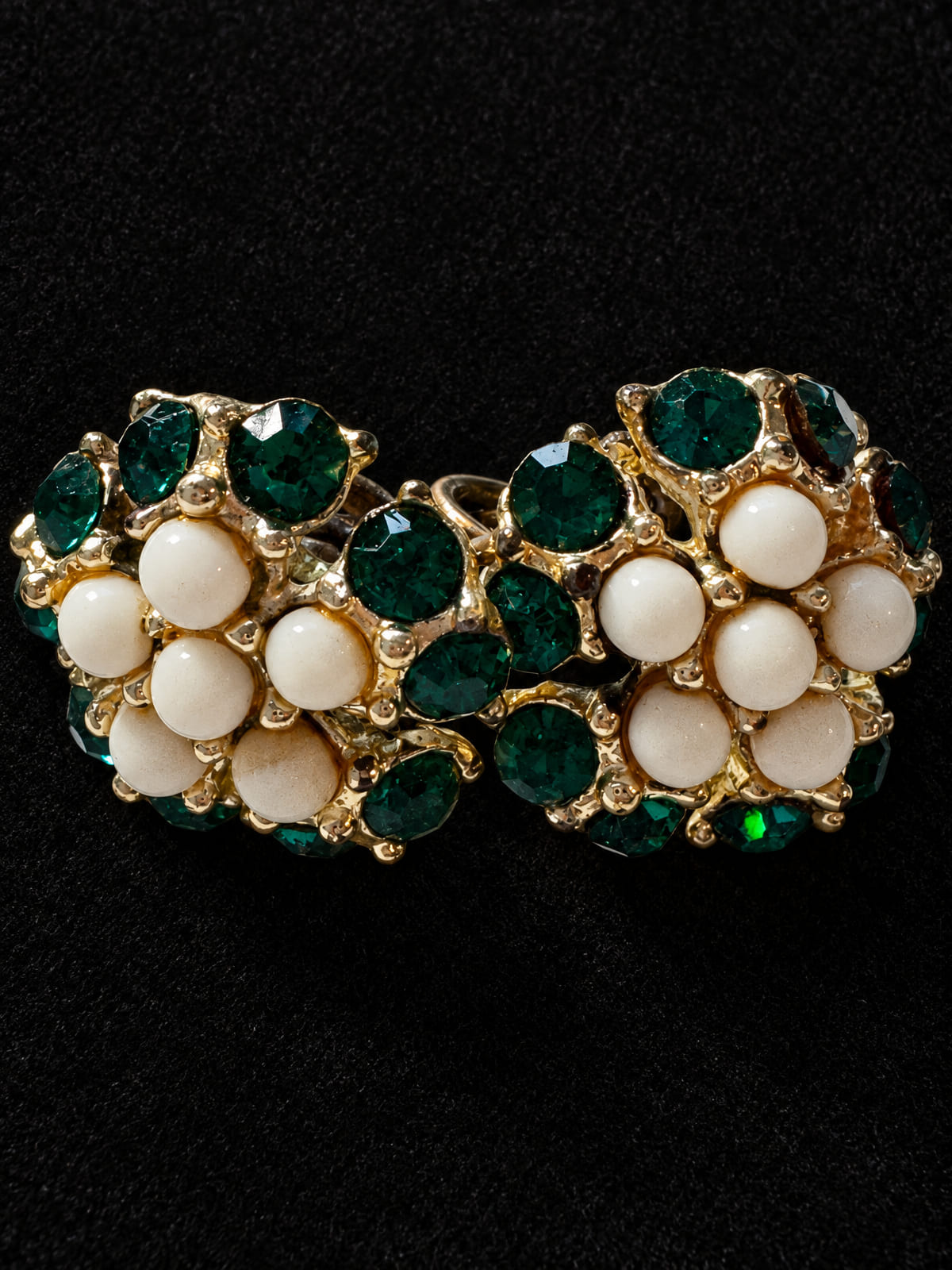 Screw-Back Cluster Earrings · Mid-century-style · Green & White