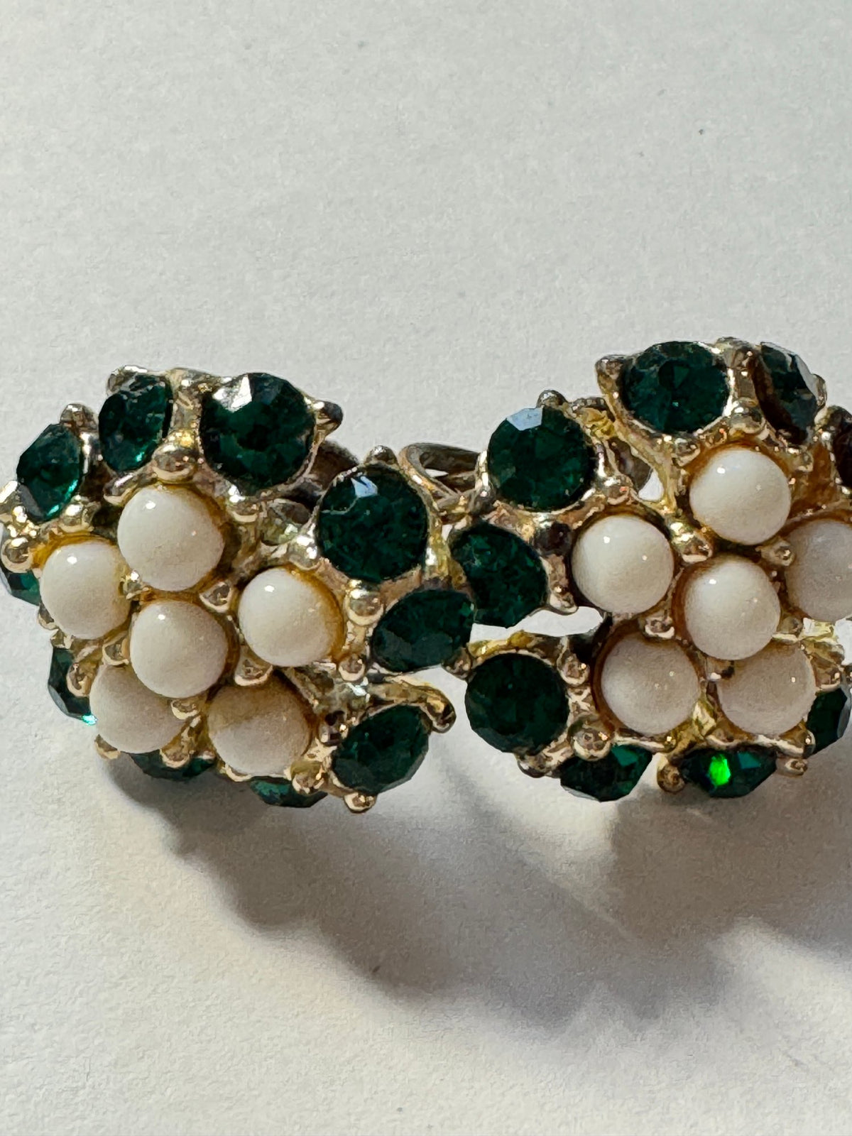 Screw-Back Cluster Earrings · Mid-century-style · Green & White — photo 2