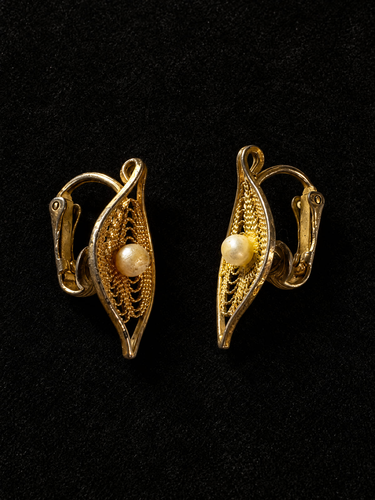 Sarah Coventry · Mid-century-style Filigree Clip-Ons · Gold-Tone Faux Pearl