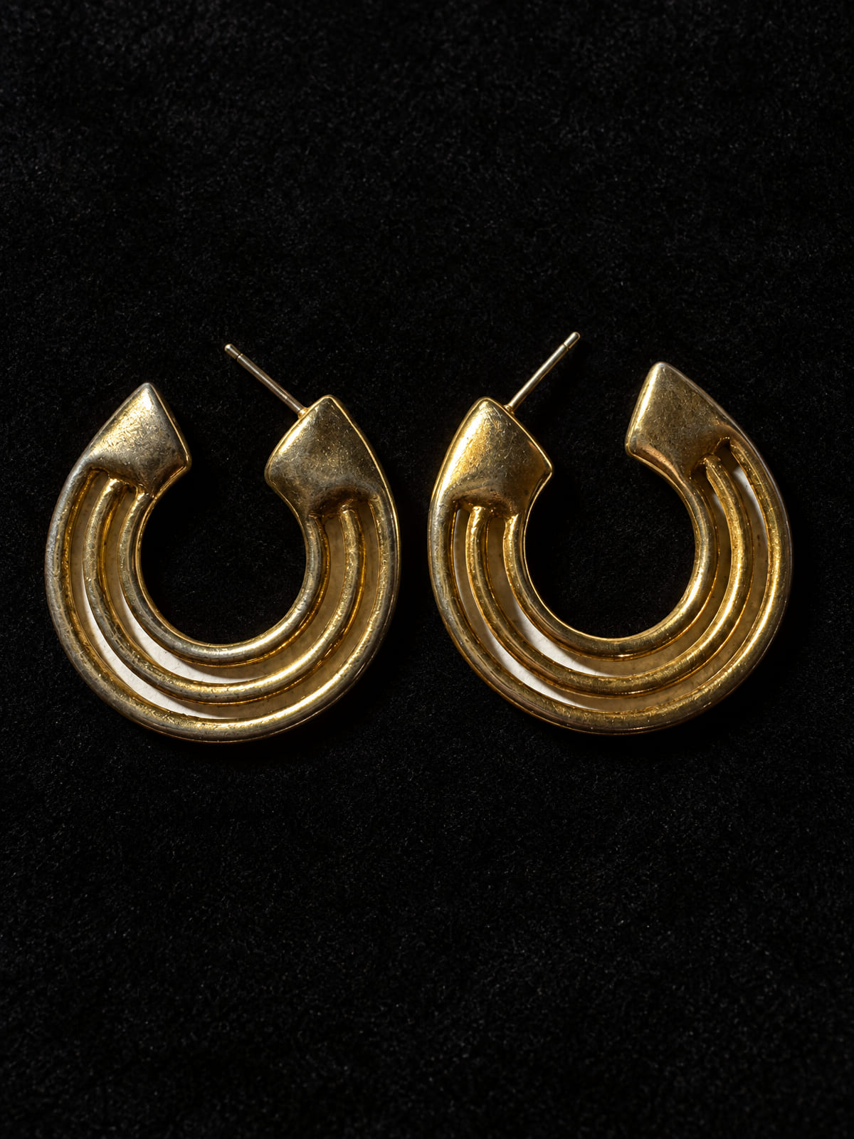 Gold-Tone Multi-Ridge Horseshoe Hoops · Statement · Post Back