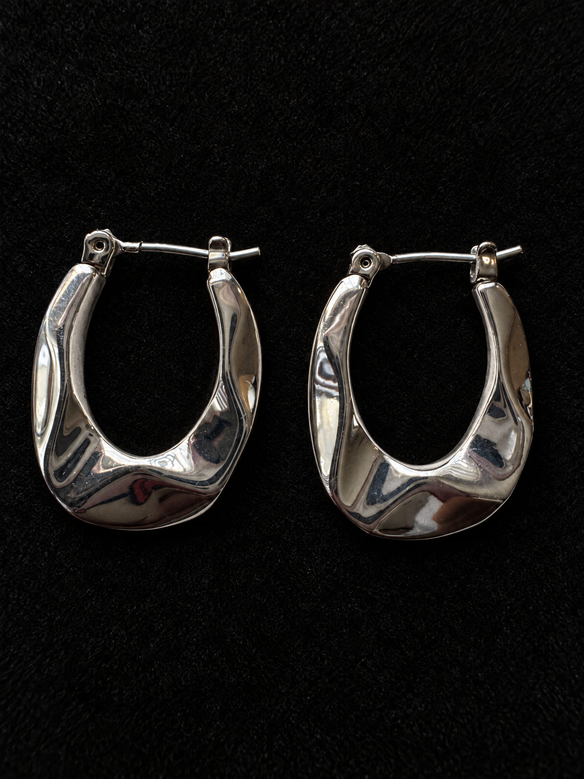 Silver-Tone Chunky Oval Hoop Earrings · Minimalist · Latch-Back