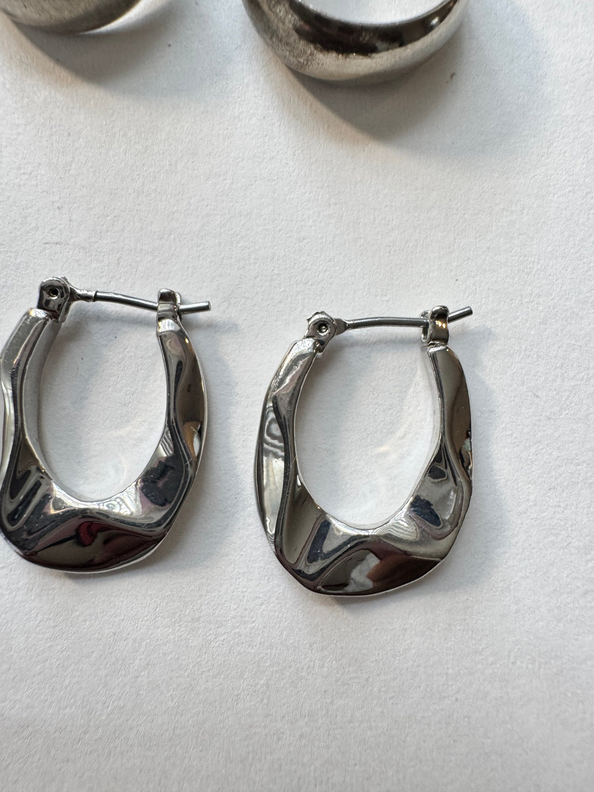 Silver-Tone Chunky Oval Hoop Earrings · Minimalist · Latch-Back — photo 2