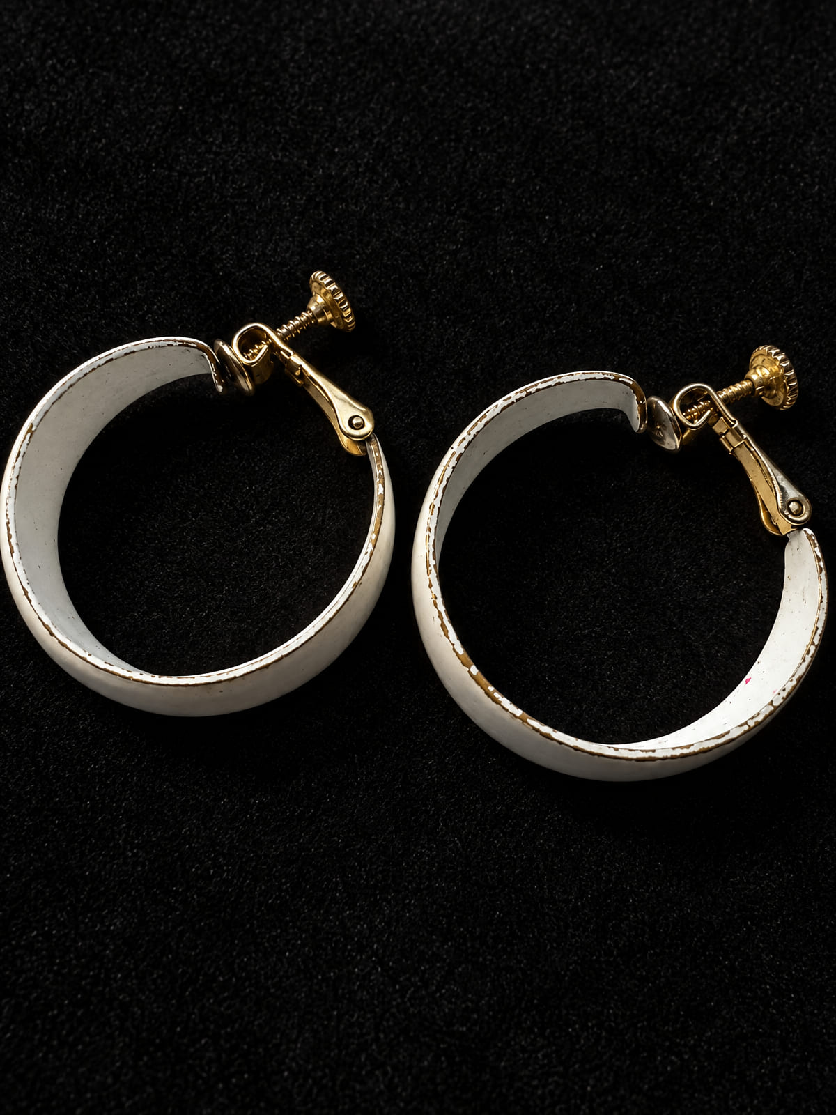 Hoop Clip-Ons · Mod-Style · White Enamel Gold-Tone Screw-Back