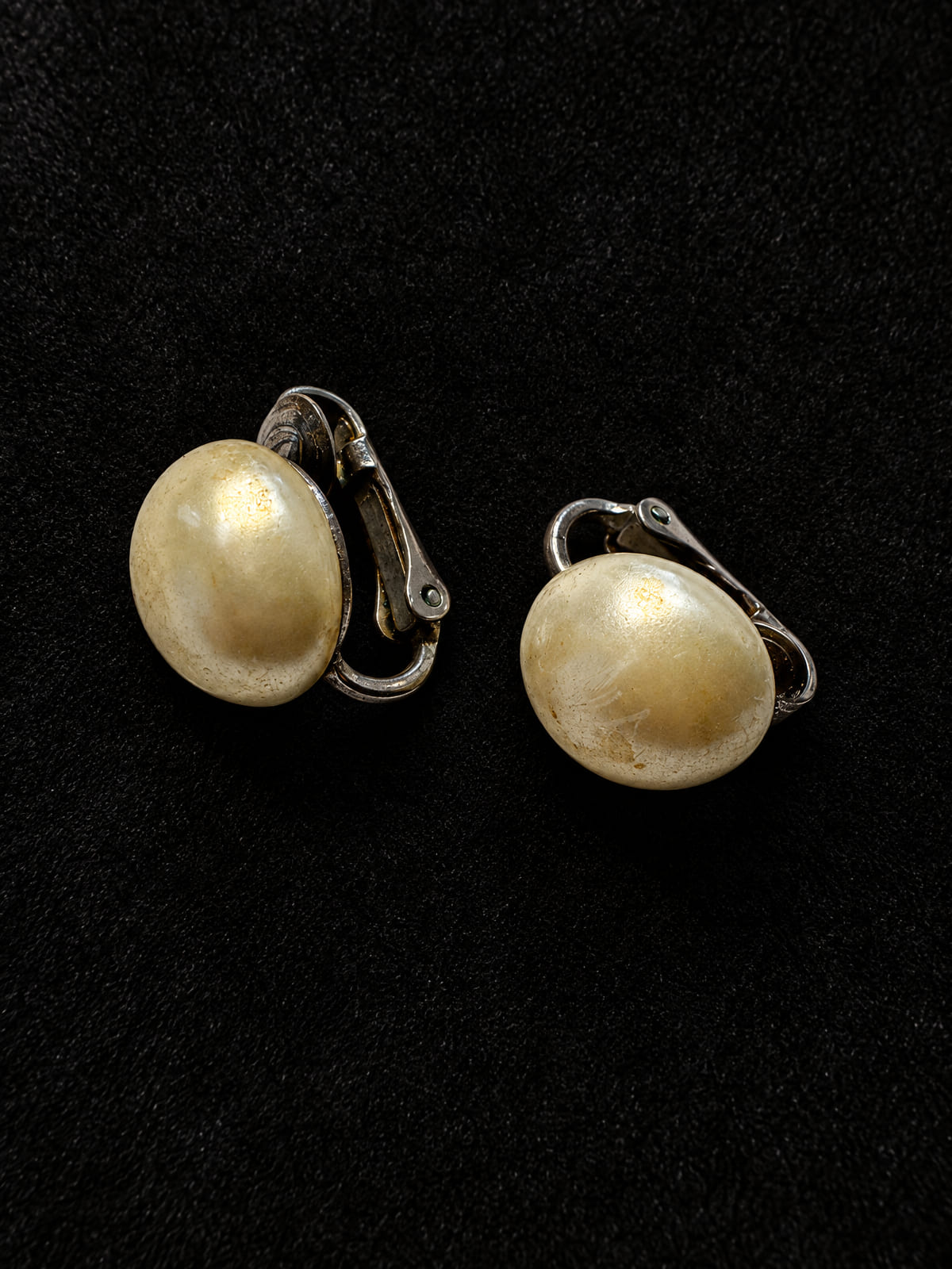 Faux Pearl Clip-On Earrings · Mid-Century-Style · Cream Cabochon