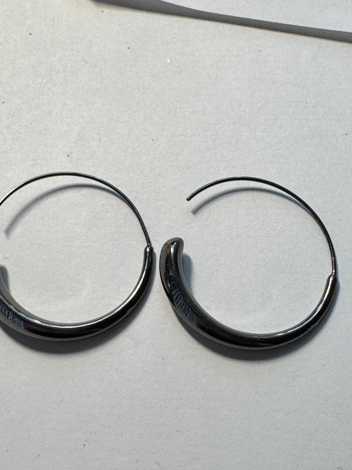 Silver-Tone Hoop Earrings · Minimalist · Graduated Wire Closure — photo 2