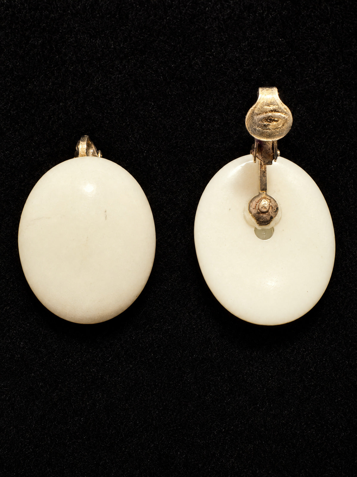 ⚜️ Oval Cabochon Clip-On Earrings | Cream Stone | Vintage 1960s 💗