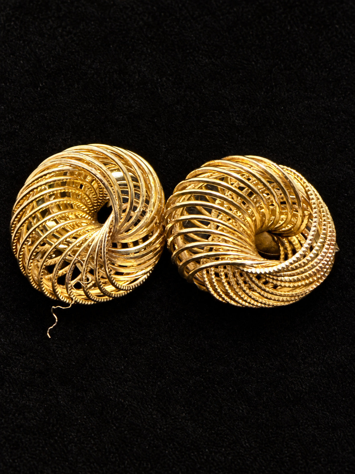 ⚜️ Gold-Tone Swirl Knot Earrings | Vintage 70s | Statement Clip-Ons 💗