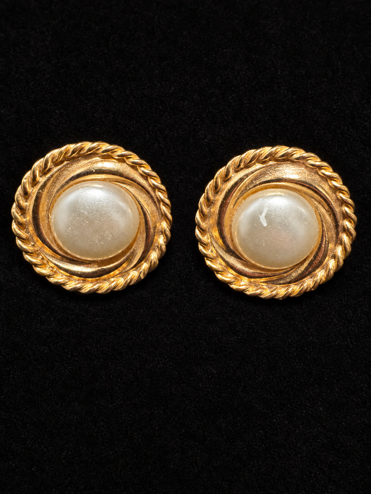 ⚜️ Vintage Clip-On Earrings | Faux Pearl Cabochon | Gold-Tone Rope Border 💗