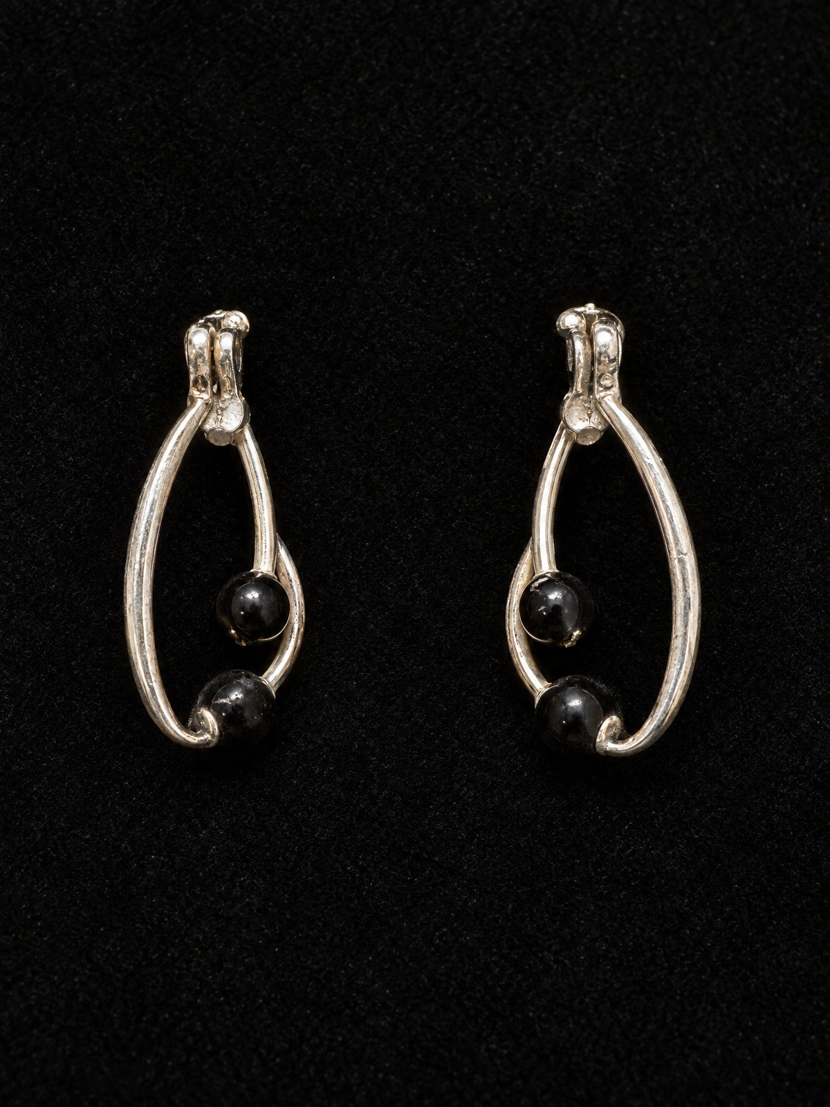 ⚜️ Hoop Earrings | Silver-Tone & Black Bead | Classic Drop 💗